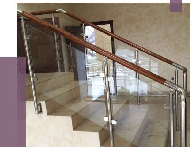 Комбинированные перила из металла и дерева в Алексеевке