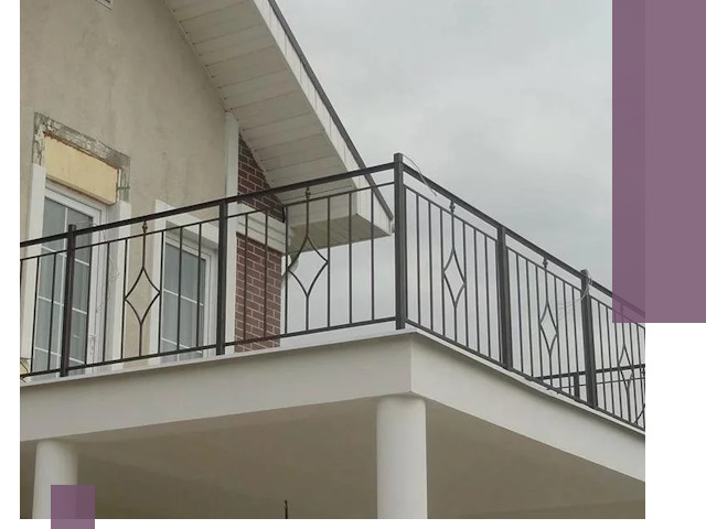 Изготовление балконных ограждений в Алексеевке из металла и стекла